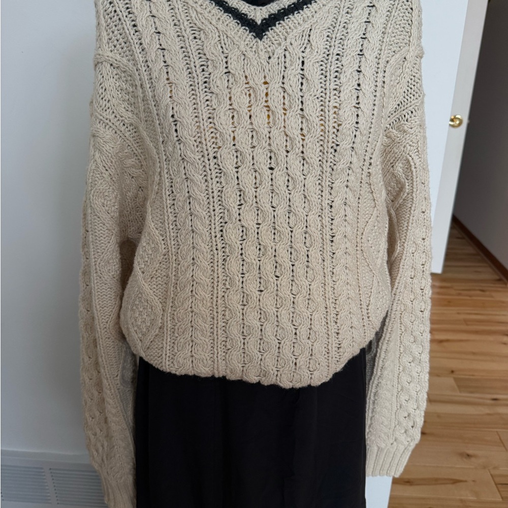 Abercrombie & Fitch Cable Knit V-Neck Sweater - Cream - Picture 8 of 12